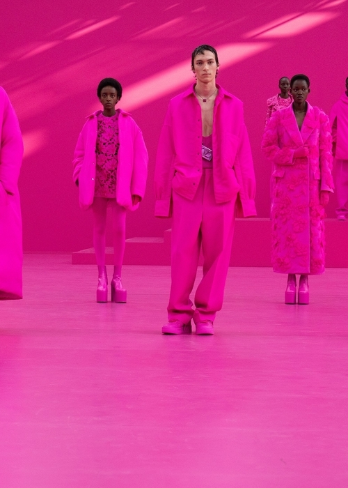 Valentino يروّج لمجموعة Pink PP بطريقة خارجة عن المألوف!