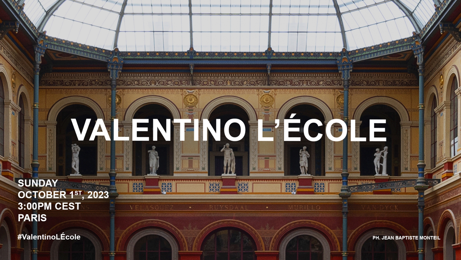 شاهدي مباشرةً عرض مجموعة Valentino لربيع وصيف 2024