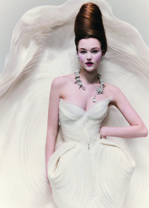 السريالية والموضة : Manifesting Surrealism through Fashion