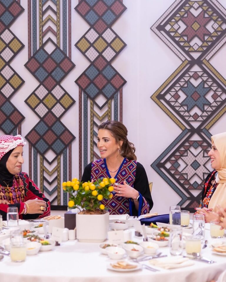 الملكة رانيا بين اهلها وإخوتها ولوك مميز من وحي المناسبة
