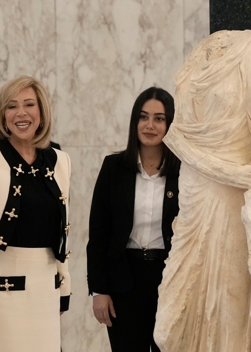 اطلالات السيدة الأولى نعمت عون أناقة ما بعدها أناقة!
