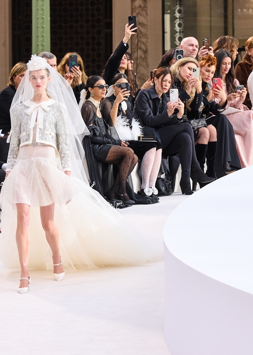 عرض CHANEL ربيع 2025 يعكس تحول الألوان والأناقة الراقية في رحلة من النهار إلى الليل