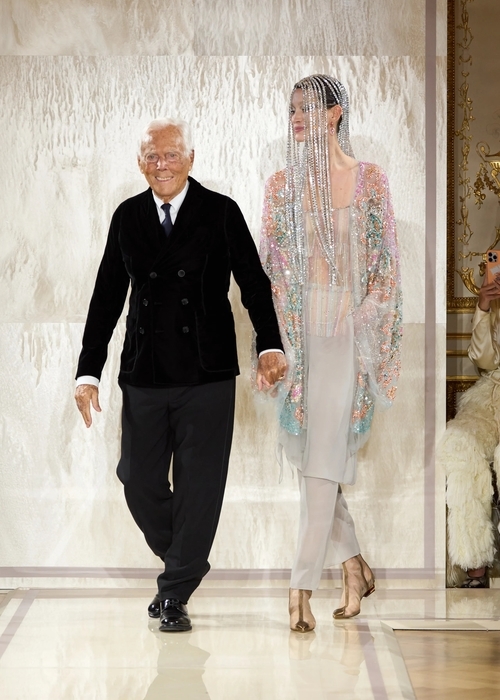 جورجيو أرماني يحتفل بـ 20 عامًا من Armani Privé بعرض كوتور ساحر في باريس.