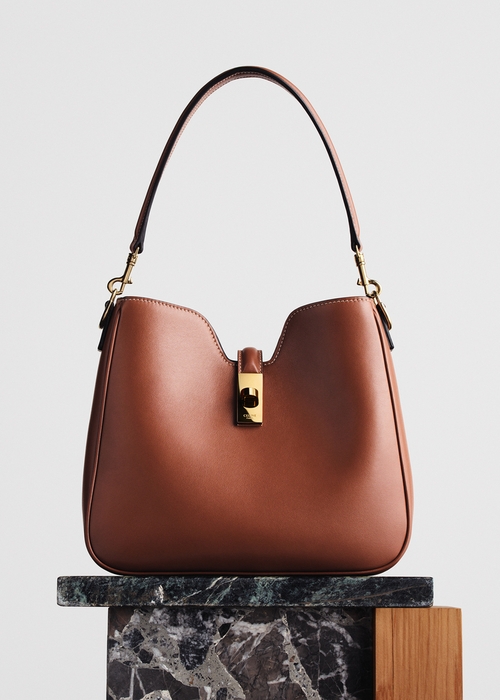 CELINE تقدم حقيبة CAMILLE 16 SOFT بتصميم عصري وأنيق