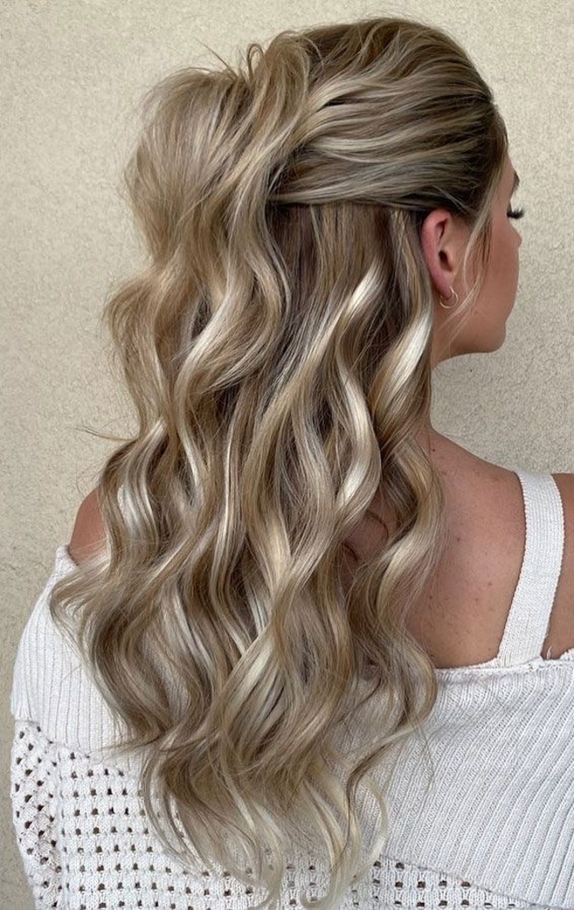 تسريحة نص رفع مميزة لإطلالتك في الحفلات ​