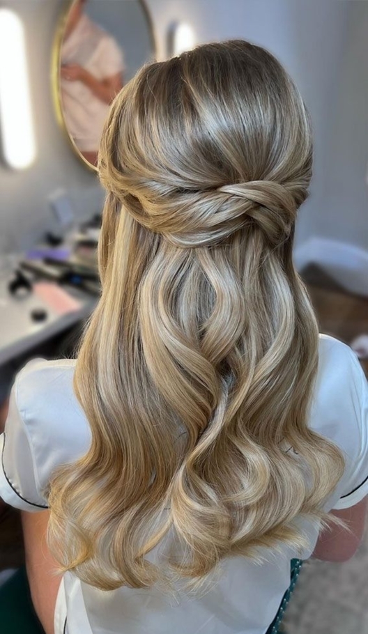 تسريحة نص رفع مميزة للحفلات