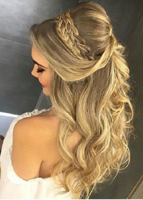 تسريحة نص رفع مميزة لإطلالتك في الحفلات ​