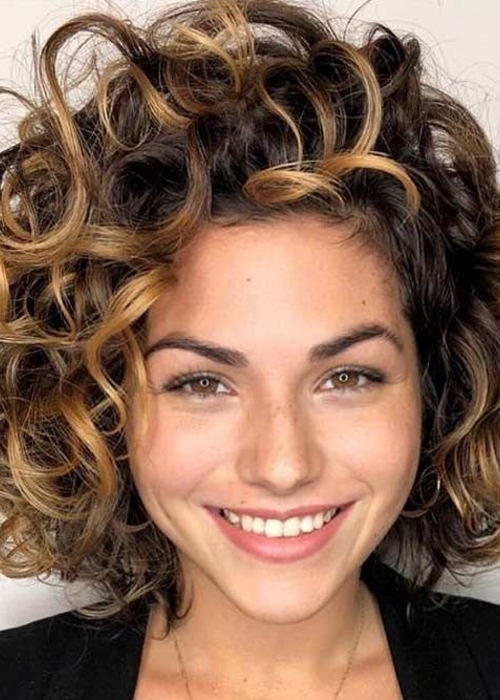 صور قصات شعر قصير كيرلي​