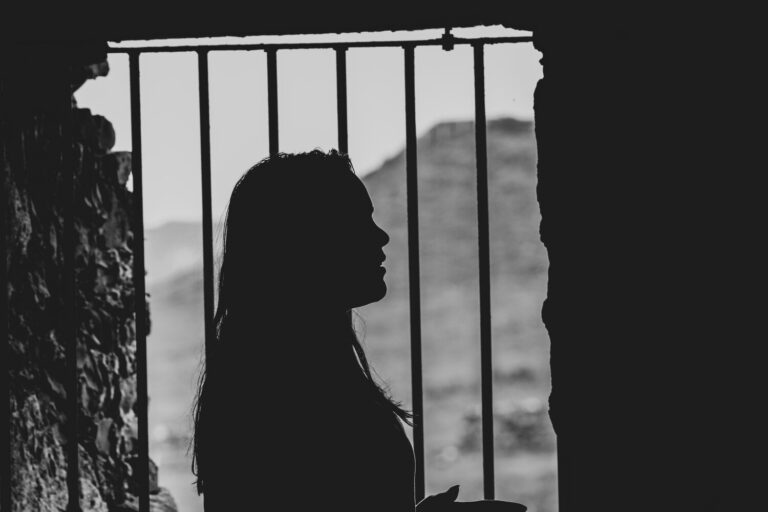 تفسير السجن في المنام للمرأة المتزوجة