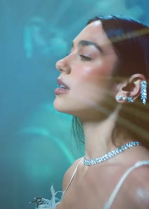 Dua Lipa ترتدي مجوهرات .Tiffany & Co في فيديو كليب “Handlebars”