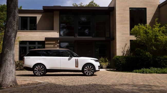 Range Rover  تواكب التطورات وتقدم خدمة SV Bespoke
