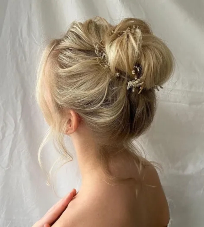 تسريحة Bun with Face-Framing Strands.jpg