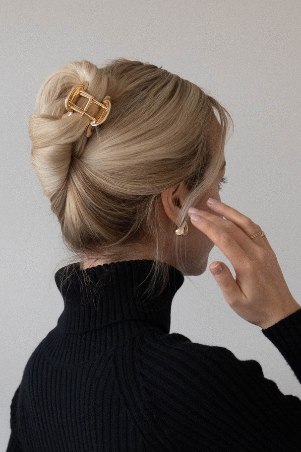 تسريحة claw clip hairstyle