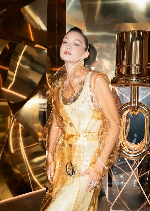 جيجي حديد تطل على محبيها بلوك مستوحى من عطر Rabanne