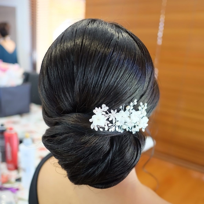 تسريحة Chignon With Flowers