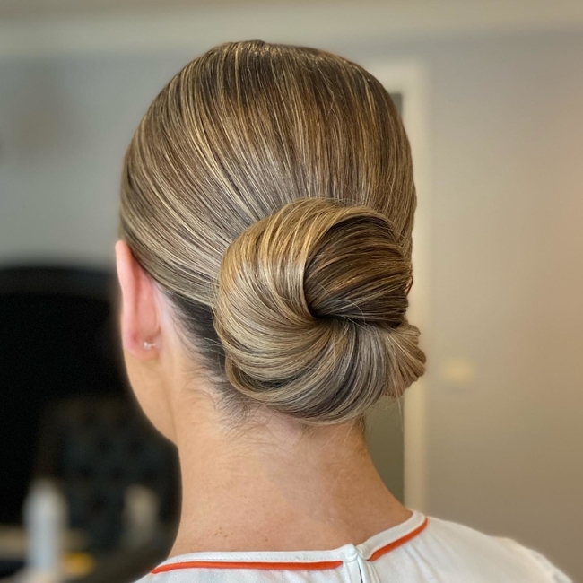 تسريحة Sleek Low Bun