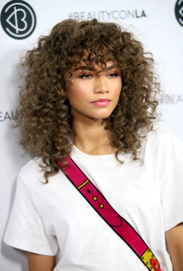 تسريحة Curls With Bangs