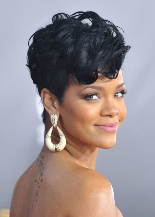 تسريحات شعر مكسر قصيرة ومموجة لتجربتها في عام 2025!