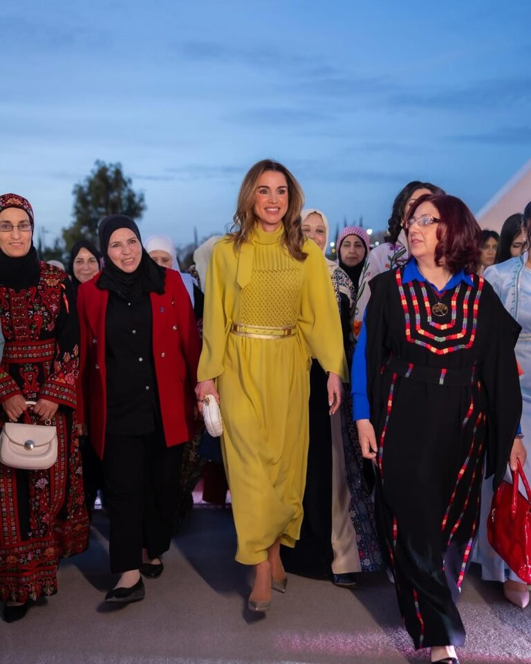 الملكة رانيا متألقة وسط سيدات الأردن في مأدبا
