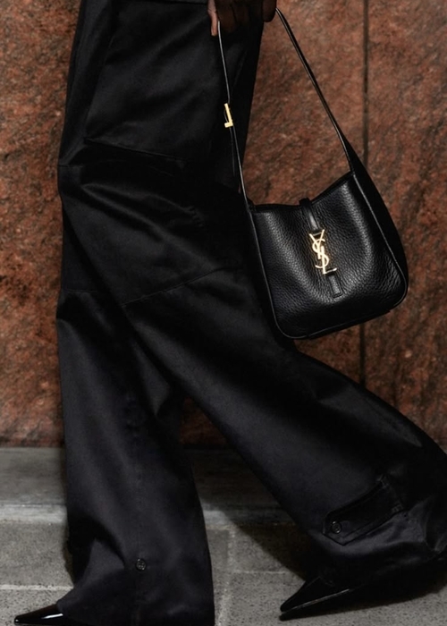 شنط Saint Laurent : لأن الأناقة لا تحتمل التأجيل!