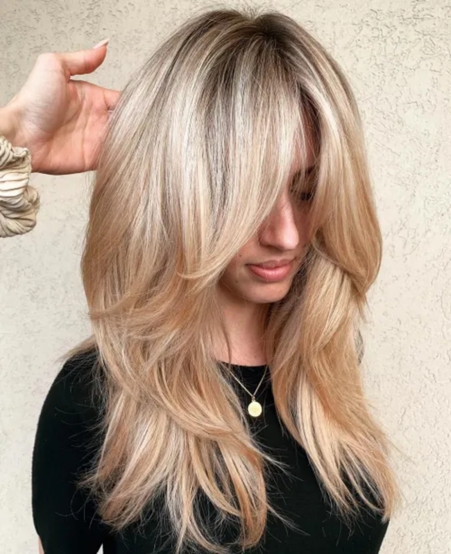 تسريحة Long Feathered Layers