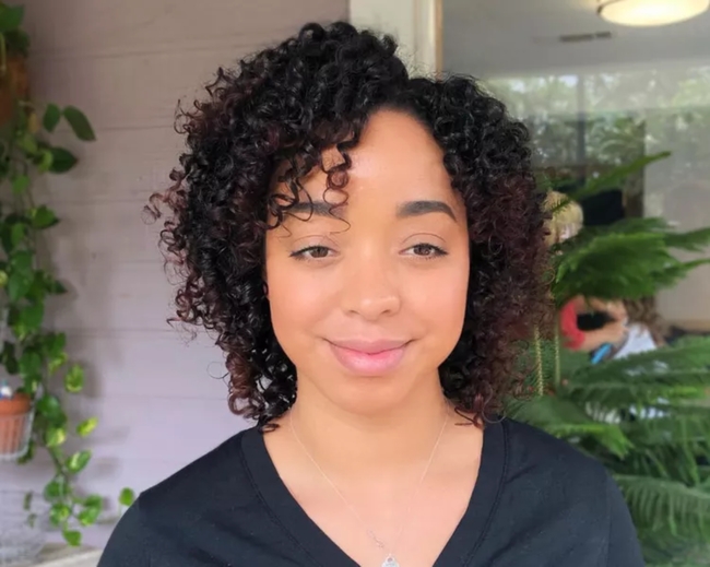 تسريحة Side-Parted Curly Bob