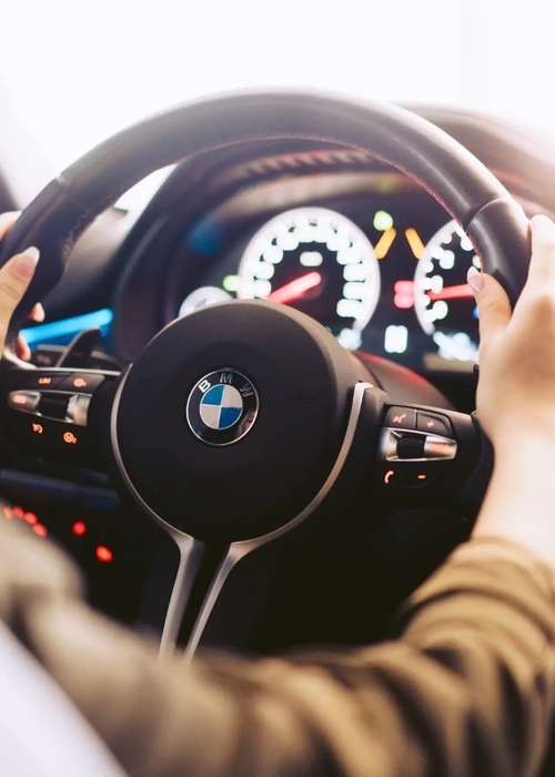 ما تفسير حلم شراء سيارة لشخص اخر؟