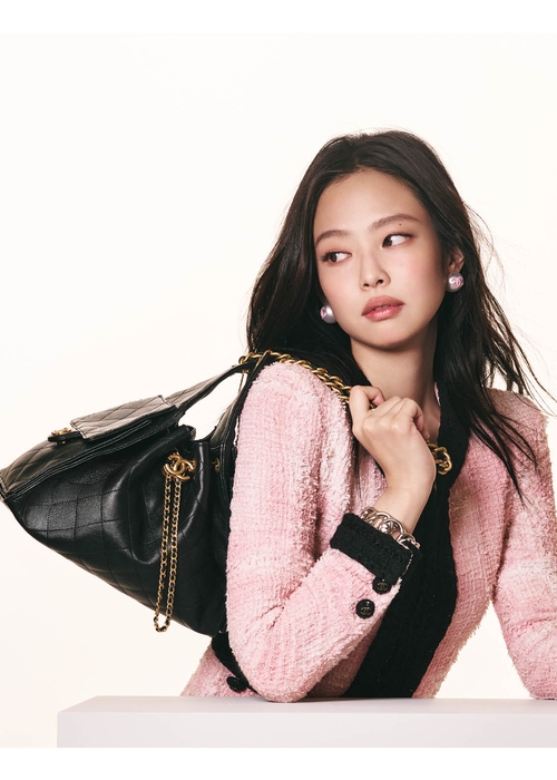 Chanel  تختار جيني وجهاً لحقيبة CHANEL 25