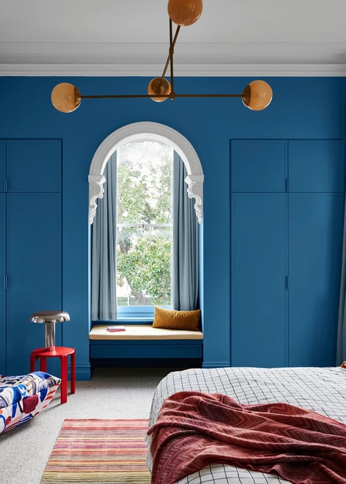 ما هو اللون المتناسق مع اللون الأزرق في الديكور؟