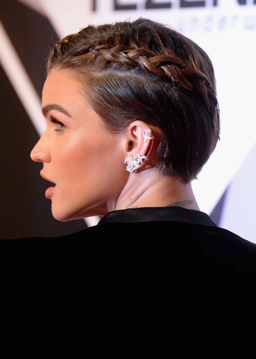 ضفيرة الشعر القصير… هل تساءلت يوماً لماذا هي رائجة دائماً؟