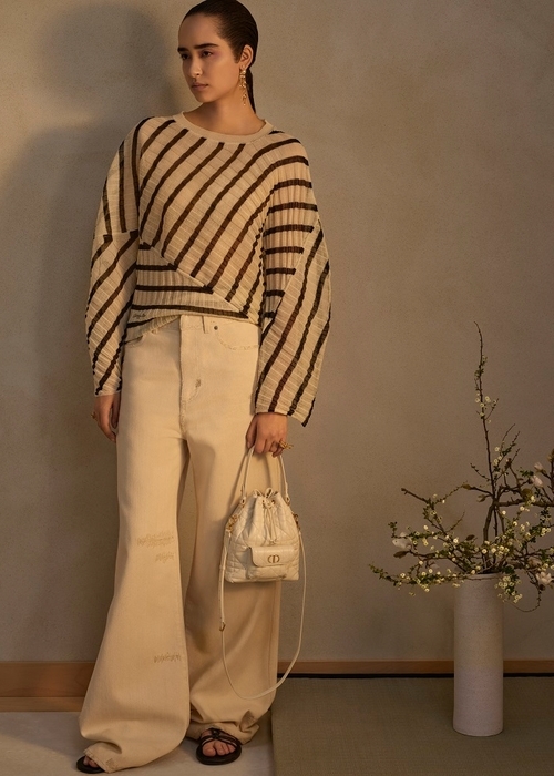 Dior تطلق حقيبة Caro Bucket بتصميم عصري أنيق