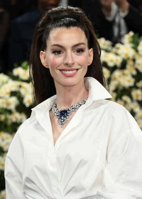 أسرار إشراقة Anne Hathaway في Met Gala