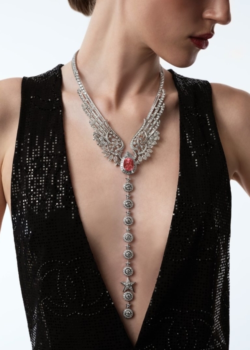 Chanel تقدّم مجموعتها الجديدة للمجوهرات الراقية “Reach for the Stars”