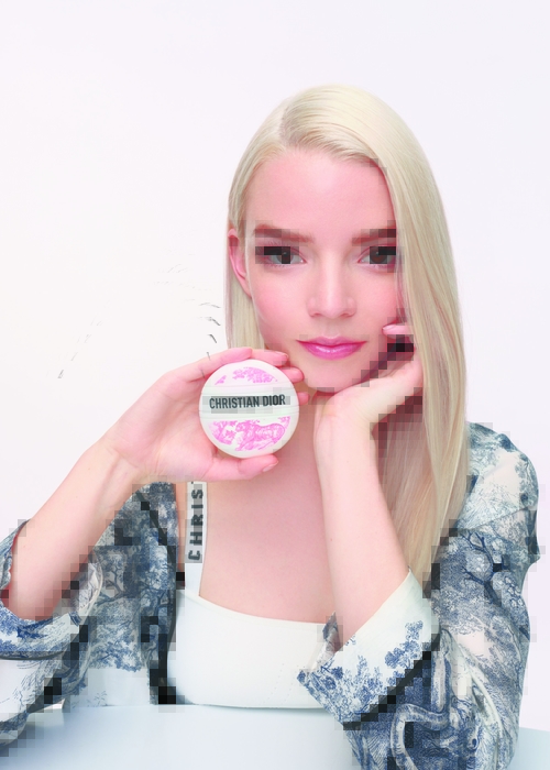 تجربة عناية يومية تعزز الإحساس بالرفاهية  مع مجموعة Dior Skin Essentials