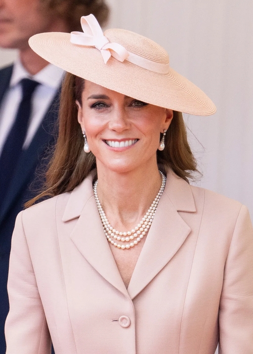 كيت ميدلتون وإطلالة بتوقيع دار Dior خلال استقبال الرئيس الفرنسي