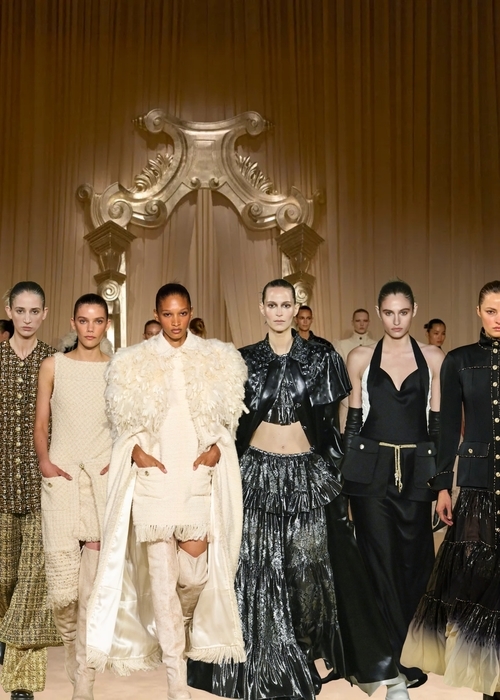 بين رهبة الانتقال وأناقة الوداع: عرض CHANEL Haute Couture Fall/Winter 2025 الأخير قبل عهد Blazy