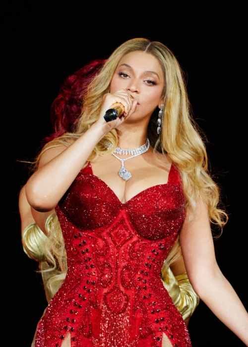 إطلالة بتوقيع لبناني تخطف الأضواء في جولة بيونسيه العالمية