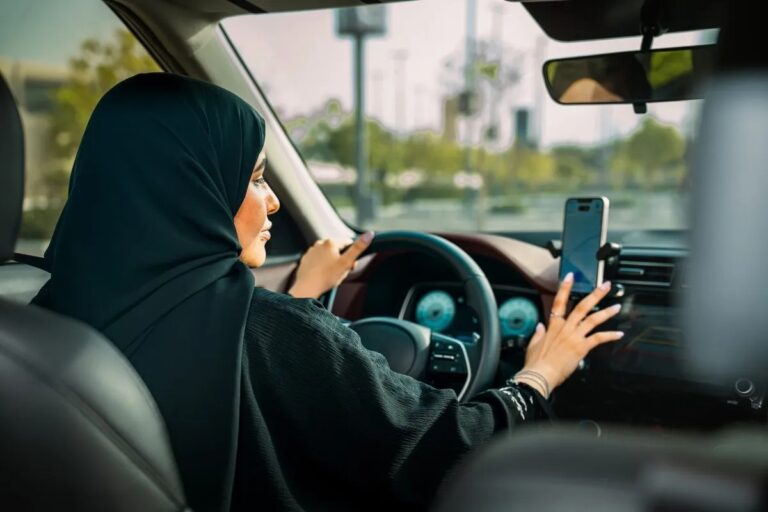 “أوبر” تعزز مكانة المرأة من خلال خدمة “سائقات فقط”