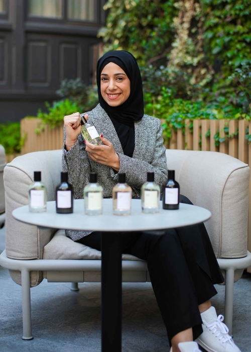 سحر الروائح الإماراتية النساء وراء العطور الفاخرة