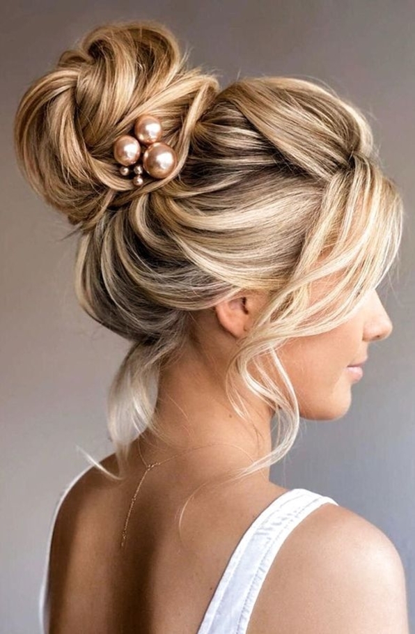 تسريحة Luxury Blonde Updo
