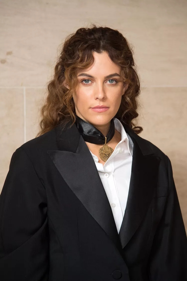 تسريحة Wavy Bangs