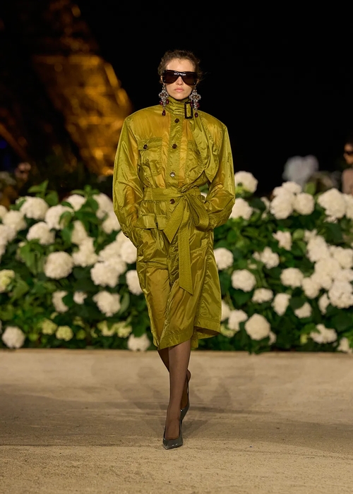 Anthony Vaccarello يأخذنا إلى عالمٍ آخر مع عرض Saint Laurent خلال أسبوع الموضة الباريسي!