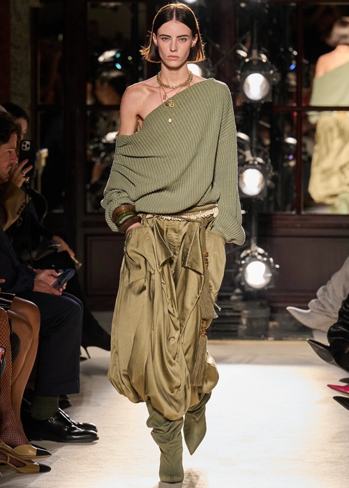 الأنوثة والجرأة عنوان تصاميم أسبوع الموضة الباريسي