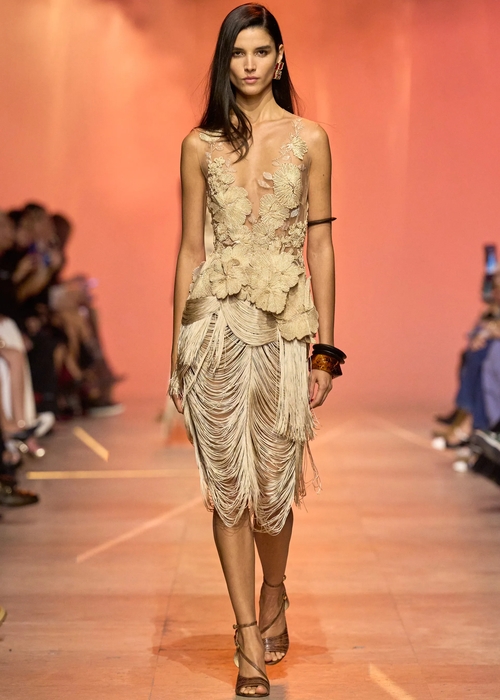 أسبوع الموضة الباريس لصيف 2026: جرأةٌ في التصاميم وبريقٌ من الإبداع