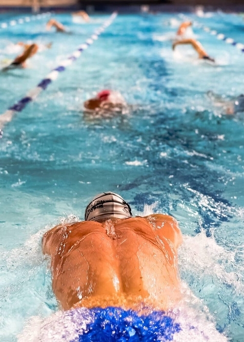 ما تفسير حلم السباحة في المسبح مع أشخاص آخرين؟