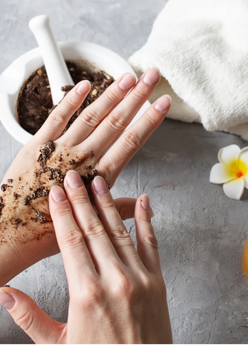 مقشر القهوة للجسم: تجربة منزلية للحصول على بشرة ناعمة كالحرير