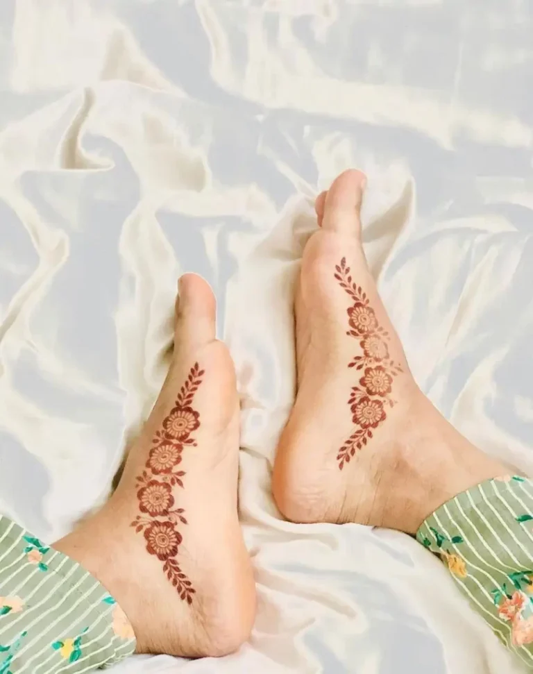 نقش حناء للرجلين بسيط مع تصميم هادئ ولمسة جمالية مميزة!