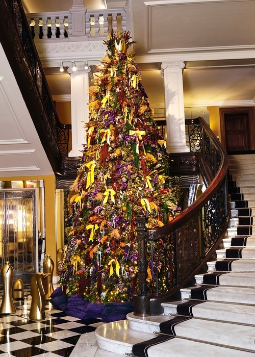 سحر Burberry يضيء شجرة Claridge’s لعيد 2025 بتوقيع Daniel Lee