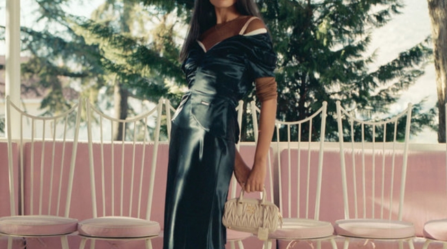 Romy Nassar متألقة بقطع من Miu Miu في ظلّ حفاظها على هويتها الحقيقية وغموضها