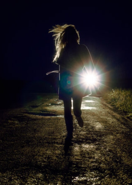 ما تفسير حلم الهروب والاختباء في المنام؟